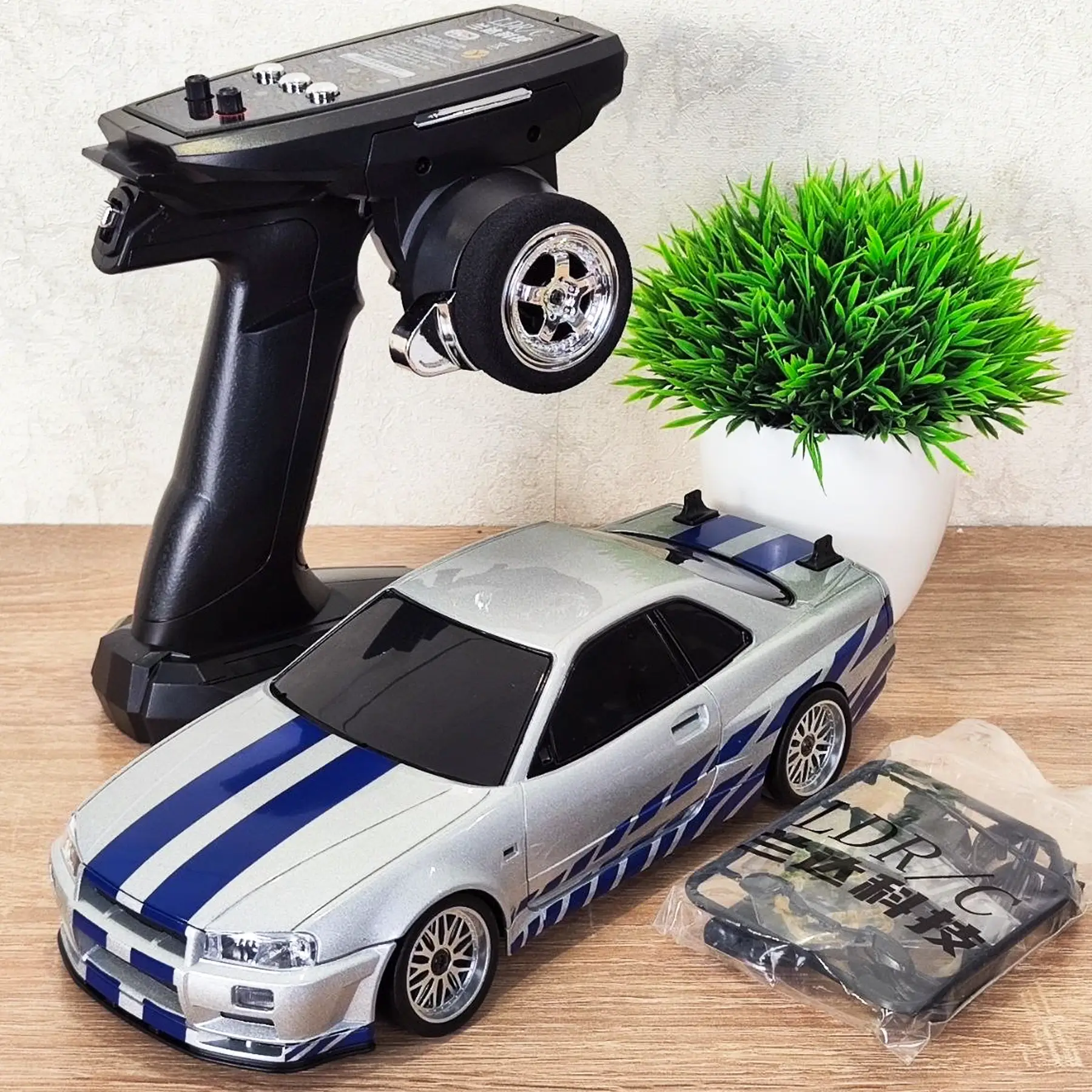 Купити Дрифт машинка Nissan GTR R34 1/18 на радіокеруванні LD1899 Skyline з гіроскопом форсаж за 3090 грн