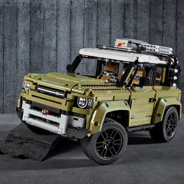 Купити Конструктор Technic Land Rover Defender 2573 деталей за 2190 грн